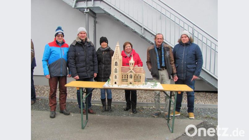 Ingeborg Hirschleb (Dritte von links) überrecht an Bürgermeister Richard Kammerer (Zweiter von links) und seine Stellvertreter für den Markt Mantel ein aus Holz gefertiges Modell des Regensburger Doms, sozusagen als Einstandsgeschenk. Bild: sei