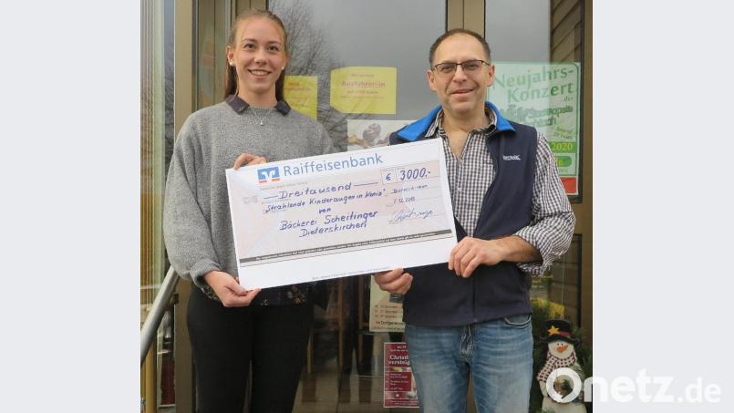 Bäckermeister Sebastian Scheitinger (rechts) überreichte die Spende in Höhe von 3000 Euro an Magdalena Schneider. Bild: exb/Korbinian Schneider