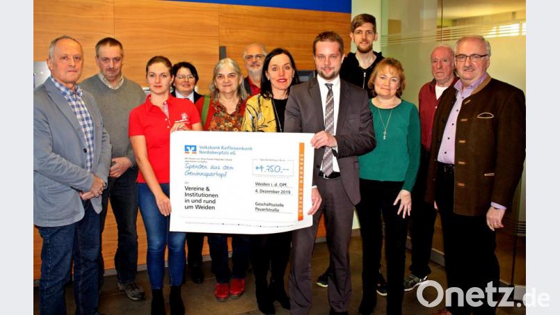 Die Delegierten der Vereine werden von der Volksbank Raiffeisenbank aus dem „Nikolaussack“ mit Geld überrascht. Bild: R. Kreuzer