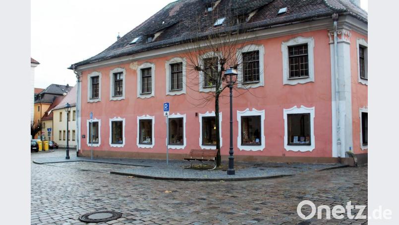 Warum hier ein Parkplatz für Motorräder geschaffen wurde, bleibt den Vertretern der Vereine ein Rätsel. Ebenso bemängeln sie die hohen Bordsteinkanten und &quot;seelenlosen&quot; Laternen. Bild: Dagmar Williamson