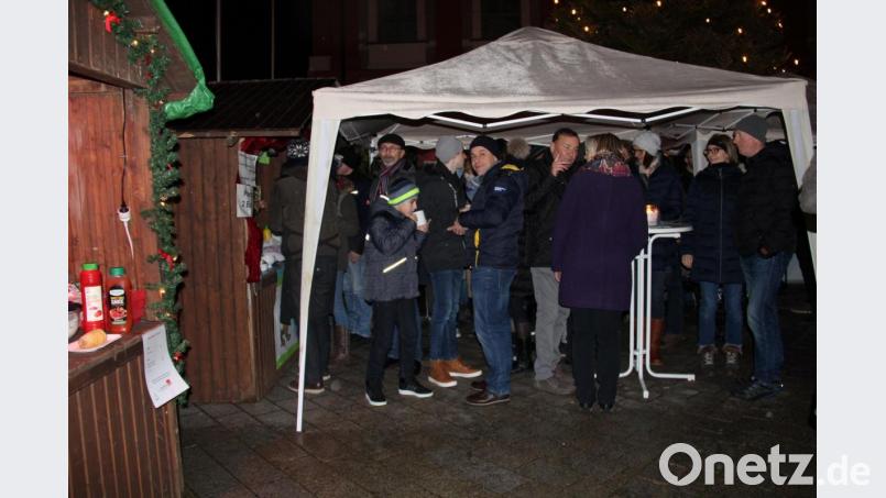 Milde Temperaturen und Regen anstatt Winter mit Frost und Schnee tun der guten Stimmung beim Weihnachtsmarkt der Vereine keinen Abbruch. Viele Mitglieder und Schülereltern unterstützen ihren Verein oder das Gymnasium mit dem Konsum von Glühwein oder Gegrilltem. Bild: prh