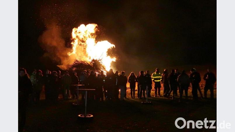 Landwirte aus den Gemeinden Vilseck, Freihung, Hahnbach und Sulzbach-Rosenberg standen geschlossen zusammen: Am Mahnfeuer in Axtheid-Berg informierten sie über ihre Probleme und Anliegen. Bild: rha