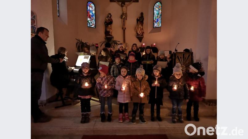 Gleich nach der Begrüßung trat der Kinderchor Leonberg auf. Beim Lied &quot;Tragt in die Welt nun ein Licht&quot; hielten die Jüngsten in der abgedunkelten Kirche Teelichter in den Händen. Am Keyboard spielte Leiterin Michaela Teubner, ihr Ehemann Martin sorgte hinter ihr für die nötige Ausleuchtung. Bild: lnz
