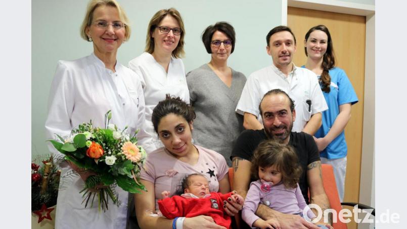 Chefärztin Dr. Maria Dietrich, Kathrin Schwientek (Stationsleiterin der A4), Christina Fraas (stellvertretende Stationsleiterin der A4), Oberarzt Radu Dragan und Hebamme Angelika Macková (hinten von links) gratulierten Deborah Longone und Michele Crisafulli zur Geburt von Sohn Dylan. Bild: exb