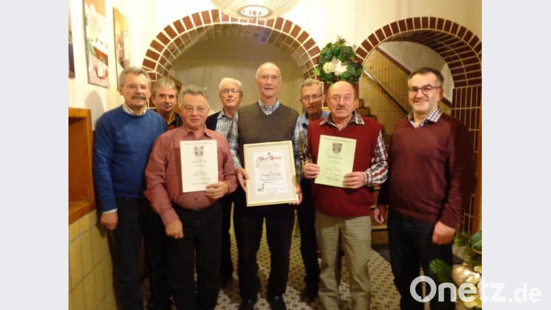 Bei der Weihnachtsfeier des Männergesangvereins wurden auch langjährige und verdiente Mitglieder geehrt (von links): Schriftführer Sigmund Schütz, Dirigent Siegfried Kumeth, Günter Bauer (40 Jahre aktives Singen), Zweiter Vorsitzender Herbert Ulrich, Norbert Danhof (20 Jahre Kassier) Vorsitzender Werner Schwägerl, Heinrich Dolezik (25 Jahre aktives Singen) und Stefan Werner, Vorsitzender der Sängergruppe Wiesau. Bild: exb