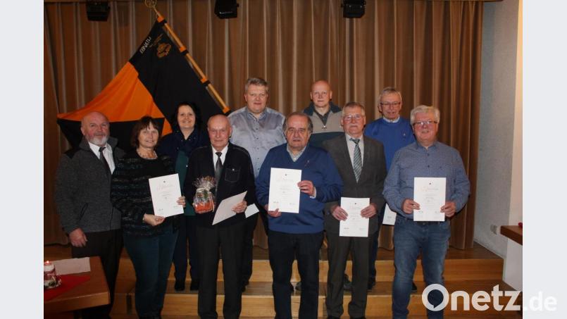 Kolping Ebnath ist im Bilde: (von links) stellvertretender Vorsitzender Hubert Knott, Angelika Putzer, Vorsitzende Carolin Knott, Ehrensenior Karl Eichhorn, Manfred Vetter, Max Rubenbauer, Norbert Söllner, Hans Enders, Josef Schüller und Erwin Popp. Bild: soj