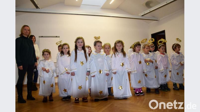 Die süßen Engel des Kinderhauses St. Pankratius singen gemeinsam mit den Senioren. Bild: fz