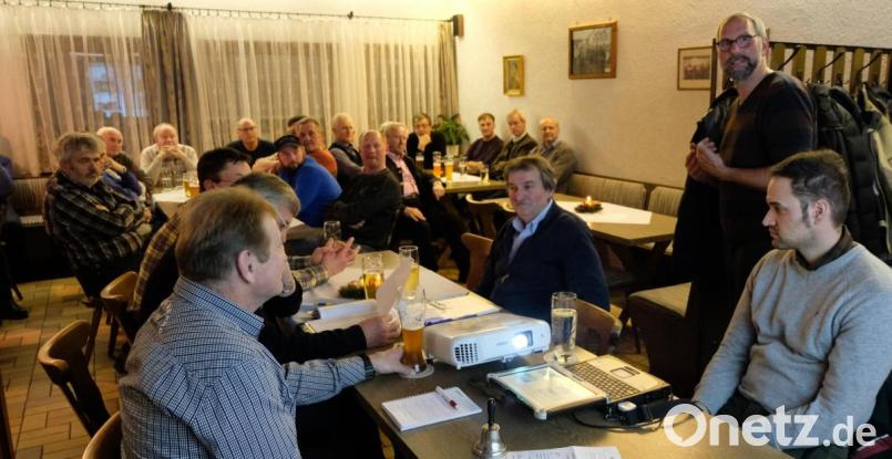 Mit aktuellen Themen auf dem Holzmarkt beschäftigt Geschäftsführer Michael Bock (stehend) in seiner Rede in der gut besuchten Herbstversammlung der Flosser Waldbesitzervereinigung. Bild: le