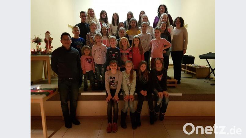 Samuel Patton, Sonja Schwemmer (hinten, rechts) und Manuela Busch (Zweite Reihe rechts) feiern mit dem Jugend- und Kinderchor 15. Geburtstag. Bild: hzi