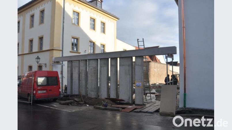 Beim Umbau der alten Polizeiinspektion ist gerade die Gestaltung des kleinen Platzes zur Hochwartstraße hin nicht jedermanns Sache. Franz Krapf spricht sogar vom „Oberpfälzer Stonehenge“. Bild: ws