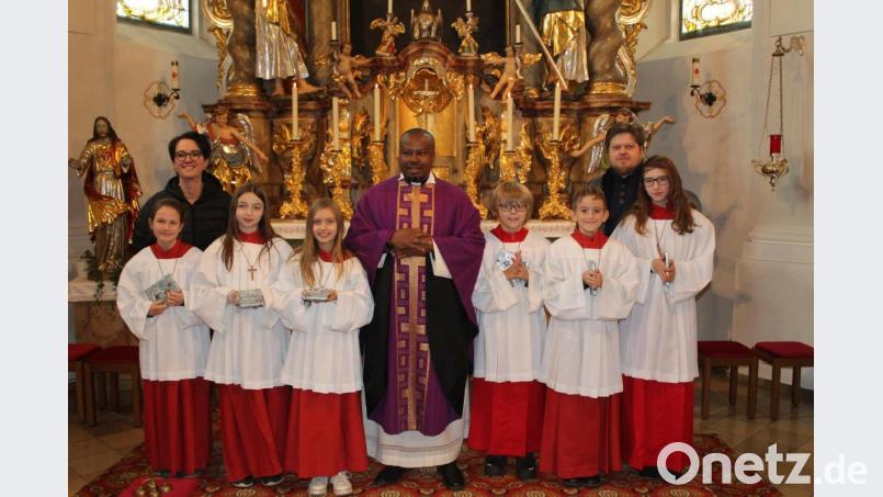 Die neuen Ministranten nach ihrer Aufnahme in der Pfarrkirche St. Ägidius Ebnath: (von links) Daniela Würstl, Leni Bauer, Lilly Baisi, Leni Schinner, Pfarrer Dr.ThankGod Okoroafor Emil Greger, Ferdinand Sieber, Emma Bayer und Sebastian Wolf. Bild: soj