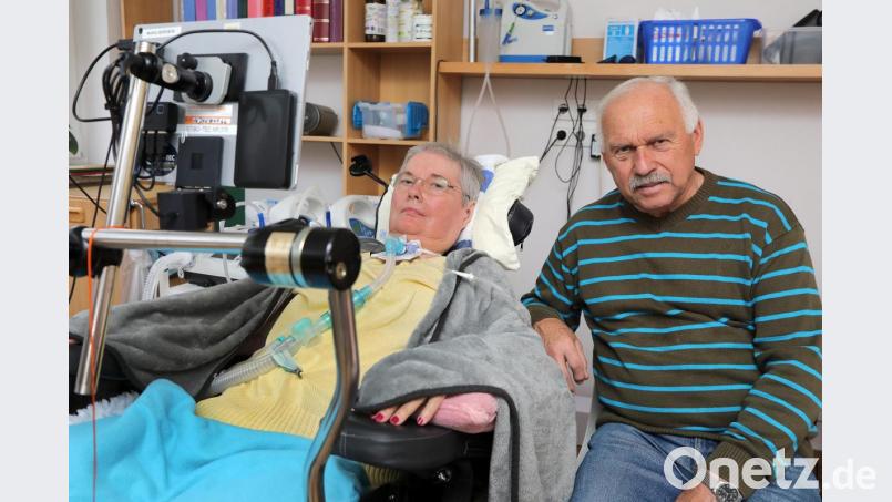 Der Sprachcomputer ist ihre Verbindung: Karl Manglberger (rechts) kümmert sich seit neun Jahren um seine an ALS erkrankte Frau Renate, die durch die Krankheit nicht mehr sprechen kann. Bild: Wolfgang Steinbacher