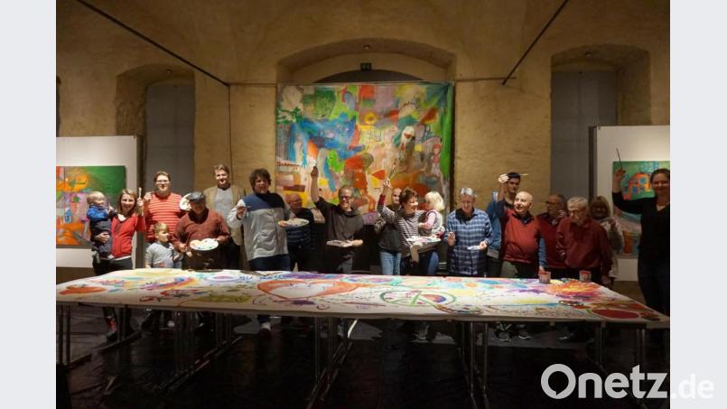 &quot;Pinsel hoch&quot;. Fast ist das großformatige Werk &quot;Freundschaft&quot; vollendet. Unter der Regie von Otto Kouwen (Mitte) gingen die Teilnehmer beim &quot;Jamming&quot; in CeBB ans Werk. Der Künstler hatte Farbe und Pinsel aus Prag mitgebracht. Bild: eib