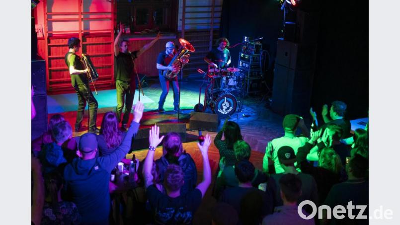 „Oansno“ zeigten am Samstag in der Städtischen Turnhalle, wie Wirtshaus-Punk mit Akkordeon, Trompete, Tuba und Schlagzeug sowie mit Gesang und Publikums-Chor klingt. Bild: Johannes Zrenner
