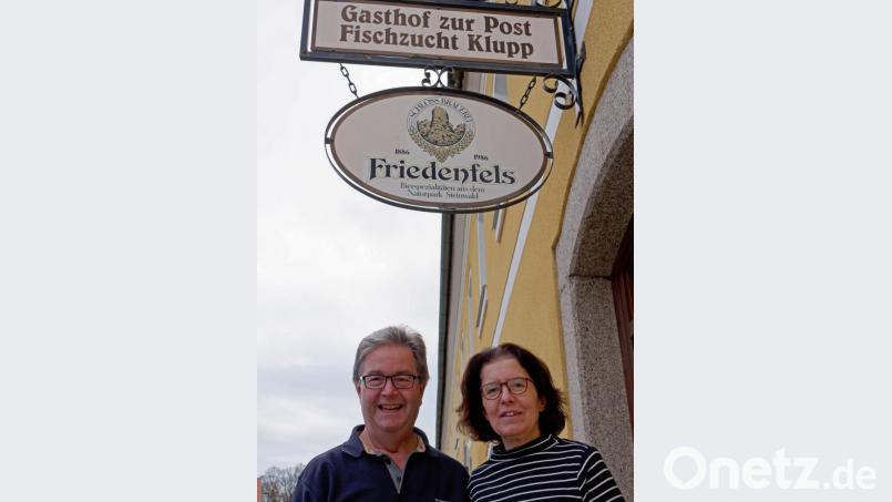Hans und Marianne Klupp vor dem „Gasthof zur Post“. Bild: tr