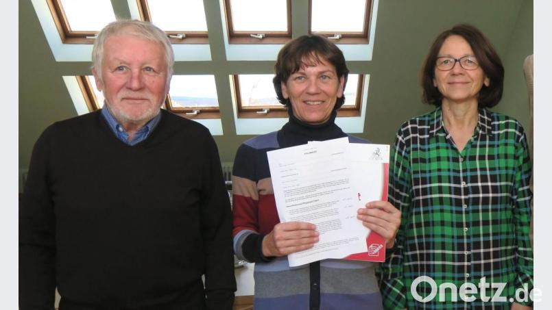 Die hauptamtlichen Betreuer Waltraud Brettner (rechts) und Rita Sebald (Mitte) bieten gemeinsam mit Honorarkraft Werner Chwatal (links) Hilfe rund um Fragen zum Betreuungsrecht an. Bild: Hirsch