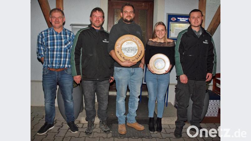 Stellvertretender Schützenmeister Marco Maier (rechts) gratuliert mit Schützenmeister Heinrich Graf und Schießleiter Georg Dotzler zum Gewinn der Weihnachtsscheibe Andreas Graf und zum Gewinn der Jugend-Weihnachtsscheibe Stefanie Drick (von links). Bild: sön