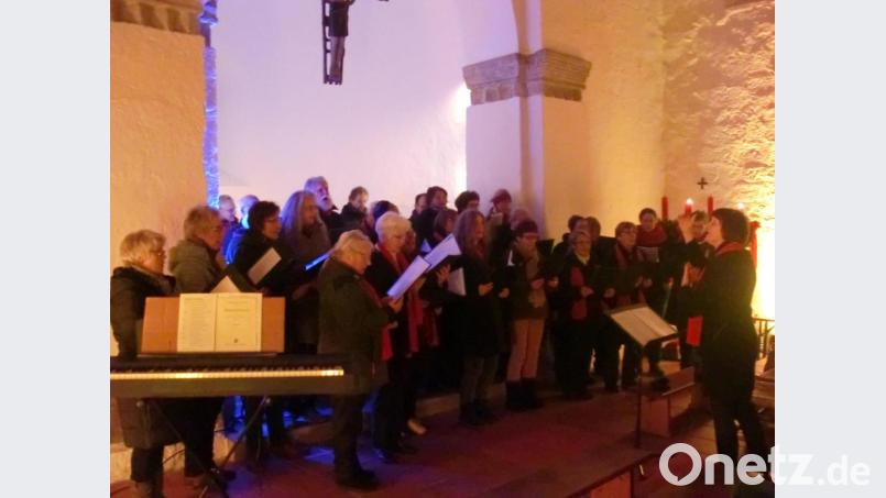 Der evangelische und der katholische Kirchenchor unter der Leitung von Sabine Schneider und Jonathan Brell beim gemeinsamen Konzert. Bild: aub