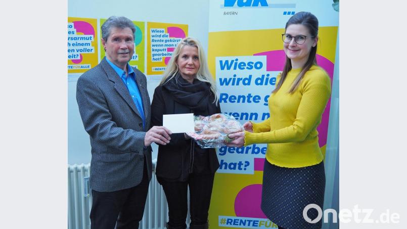 Einige Küchle bringt Manda Kick (Mitte) auch mit zum VdK.Das Wichtigste jedoch ist die Spende für alte Menschen in Not, überreicht an VdK-Kreisgeschäftsführerin Sarah Klos und Kreisvorsitzenden Josef Rewitzer. Bild: Bühner
