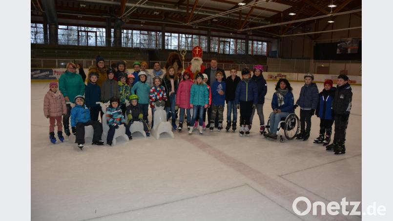 Der Nikolaus und Knecht Ruprecht statteten den Kindern in der Mitterteicher Eissporthalle einen Besuch ab und verteilten süße Präsente. Mit dabei waren auch Astrid Häring von der Stadtverwaltung (links neben Knecht Ruprecht), Zweiter Bürgermeister Stefan Grillmeier (rechts neben dem Nikolaus) und Behindertenbeauftragte Doris Scharnagl-Lindinger (Vierte von rechts). Bild: jr