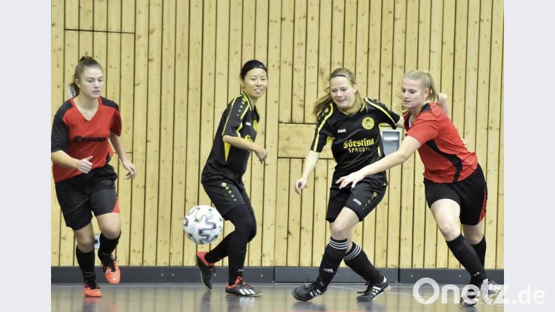 Szene aus dem Spiel der Gruppe A: SV 67 Weinberg (innen) - Titelverteidiger TSV Theuern (außen)
Bild: Ziegler Bild: Hubert Ziegler