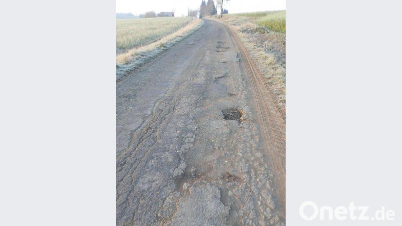 Schlaglöcher, Absenkungen, Risse: Der Ausbau der Straße von Wernersreuth nach Oberwappenöst ist überfällig Bild: obe
