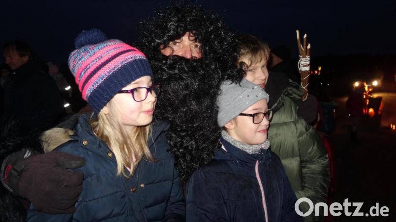 Ein Selfie mit dem schwarzbärtigen Knecht Ruprecht, der den Kindern keine Angst macht. Bild: hka
