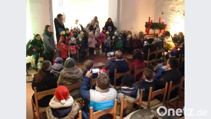 Mit Sangesfreude und jeweils einem Stern - die Kinder von St. Angelus. Bild: aub