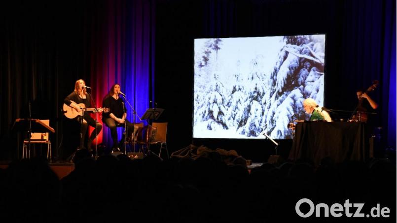 Die Raith-Schwestern und da Blaimer gastierten am Sonntagabend in der Nordgauhalle. Bild: Freya Stoeckl