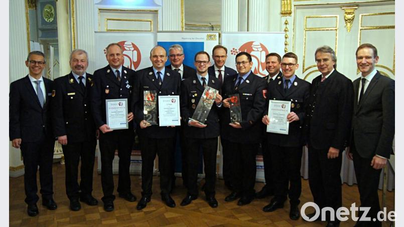Bei der Verleihung des Ostbayerischen Feuerwehrpreises nahm Jugendwart Dominik Schießlbauer (Sechster von links) den ersten Preis für die Feuerwehr Niedermurach entgegen. Über einen Sonderpreis freute sich Stefan Schmid, Kommandant der Feuerwehr Schwarzhofen (Dritter von links). Die Auszeichnungen überreichten die Regierungspräsidenten (von rechts) Rainer Haselbeck (Niederbayern) und Axel Bartelt (Oberpfalz) sowie Sparda-Bank-Vorstandsvorsitzender Michael Gruber (links). Bild: exb/Gerd Baumann (Sparda-Bank)