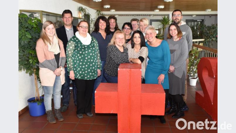 Im Rotkreuzhaus erhalten neun Teilnehmerinnen ihre Bescheinigungen über den erfolgreich absolvierten Kurs &quot;Helferinnen in der Pflege&quot;. Es gratulieren (von links) Sachbearbeiterin Tanja Gorisch, Kreisgeschäftsführer Sandro Galitzdörfer, Kursleiterin Monika Eisend- Speckner sowie Bertram Kincl (rechts). Bild: hcz
