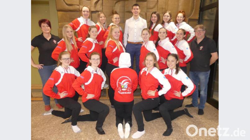 Die Tänzer sind nun dank Siegfried Zimmermann (oben, Mitte) neu in rot-weiß gekleidet. Bild: rn