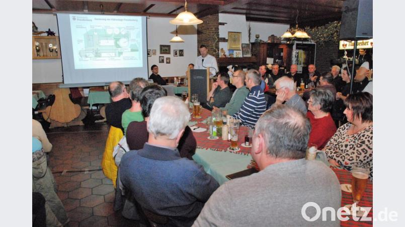 Eine recht gut besuchte Bürgerversammlung, bei der die Gemeindebürger Freudenbergs reichhaltige Informationen von Bürgermeister Alwin Märkl (stehend, am Mikrofon) erfahren durften. Bild: sche
