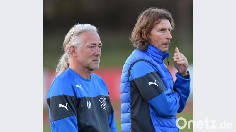 Josef Dütsch (rechts), Trainer der SpVgg Schirmitz, wird beim Oberpfalz-Medien-Cup am 28. Dezember von Co-Trainer Peter Möhrle vertreten. Bild: A. Schwarzmeier
