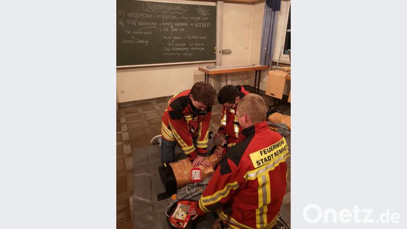 Eine Person liegt regungslos am Boden und es ist keine Atmung vorhanden. Die Kemnather Floriansjünger beginnen mit der Wiederbelebung (hier an einem Dummy), schließen im weiteren Verlauf den Defi an. Besonders auch das richtige drücken und beatmen bei der Reanimation, wie auch der sichere und korrekte Umgang mit dem &quot;Defi&quot; stand im Vordergrund der Übung. Bild: mde