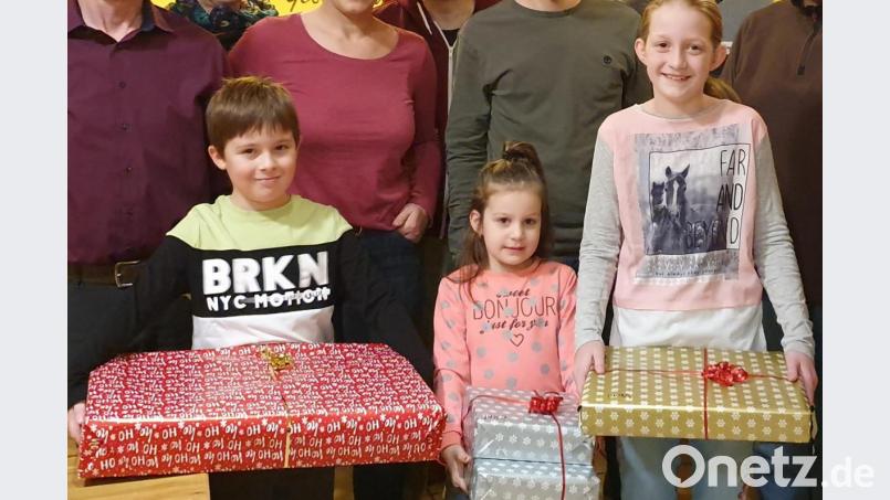 Anton Höchtl gewann den 1. Preis beim Luftballonwettbewerb. Vroni Götz (rechts) war die Zweitplatzierte, Emmi Götz wurde als drei Gewinnerin unter 80 teilmenden Kindern gezogen. Bild: bey