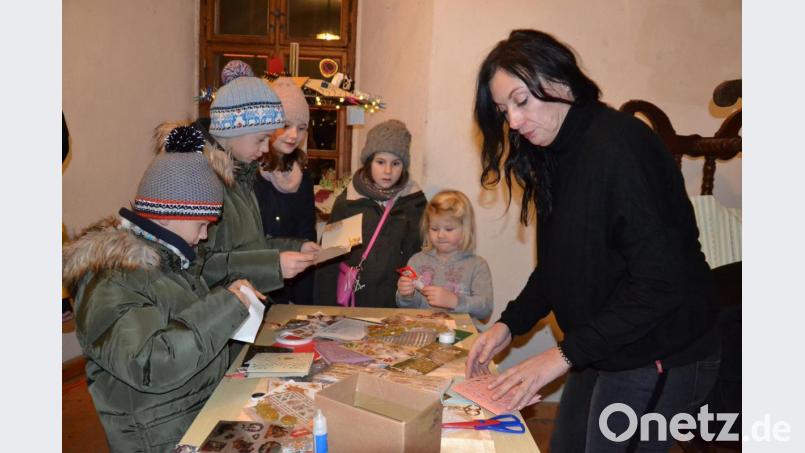 Die Kinder konnten Weihnachtskarten nach ihren Wünschen selbst gestalten. Bild: gi