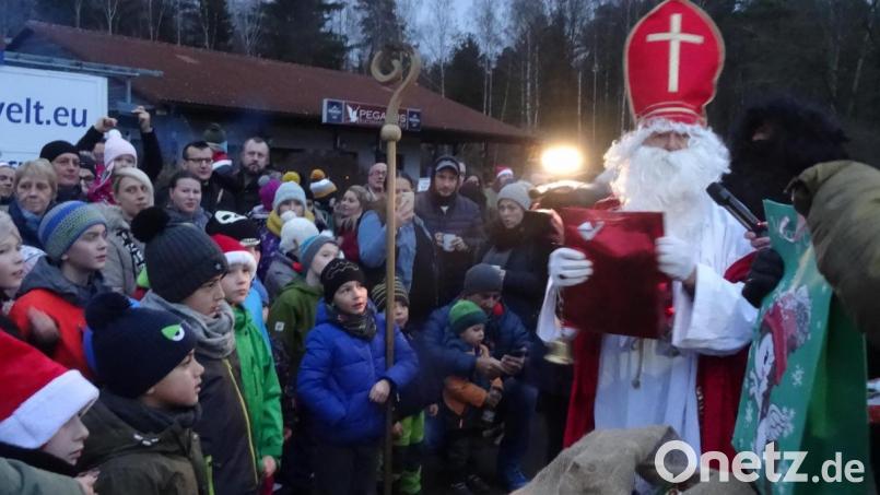 Bischof Nikolaus bei der Arbeit: Für bald 200 Kinder hat er Päckchen mitgebracht. Bild: hka