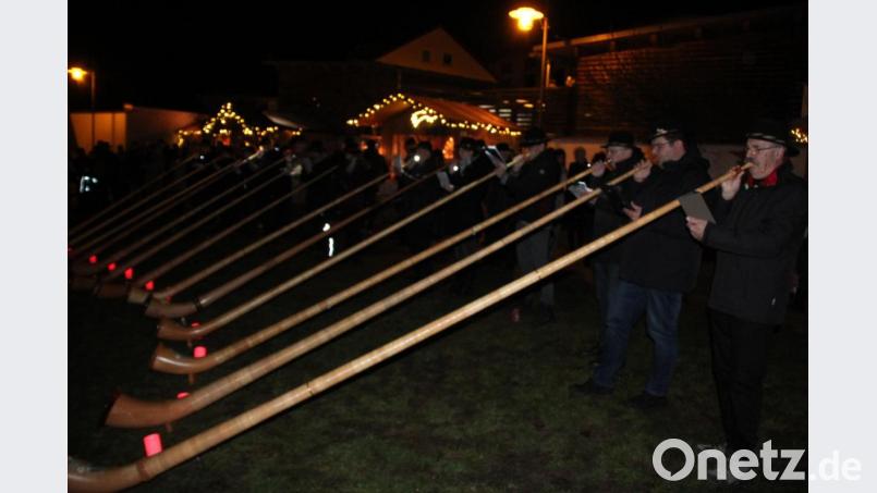 Am Waldsassener Weihnachtsmarkt Station machten auch die Großkonreuther Alphornbläser. Bild: kro