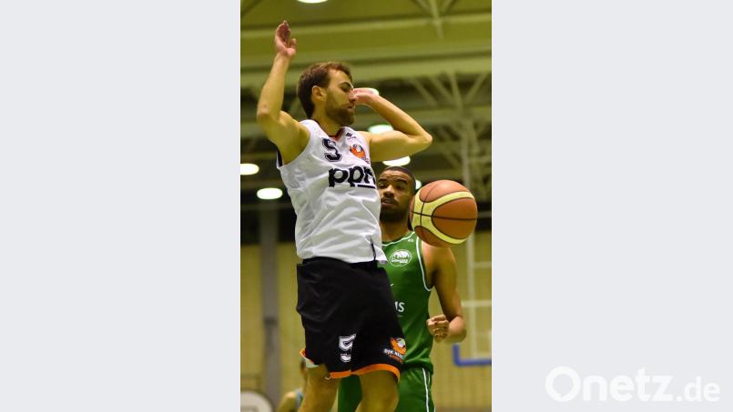 DJK-Captain Tobias Merkl (links) weiß, wann er die Finger vom Ball weglassen muss. Im knappen Duell gegen starke Leipziger zeigen sich die Neustädter Regio-Basketballer smart und entscheiden das Top-Spiel für sich. Bild: Alfred Schwarzmeier