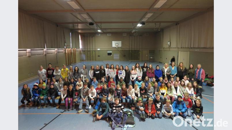Die Lehrkräfte Maria Neumann, Stefanie Zeitler, Sylvia Eller, Ingrid Schmidt und Sandra Hering (hinten von rechts) betreuten die Grund- und Realschüler beim Lese Event. Bild: jzk