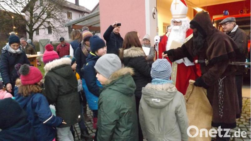 Für alle Kinder hat der Hl. Nikolaus ein Päckchen mitgebracht und Knecht Ruprecht hilft kräftig mit. Bild: trj