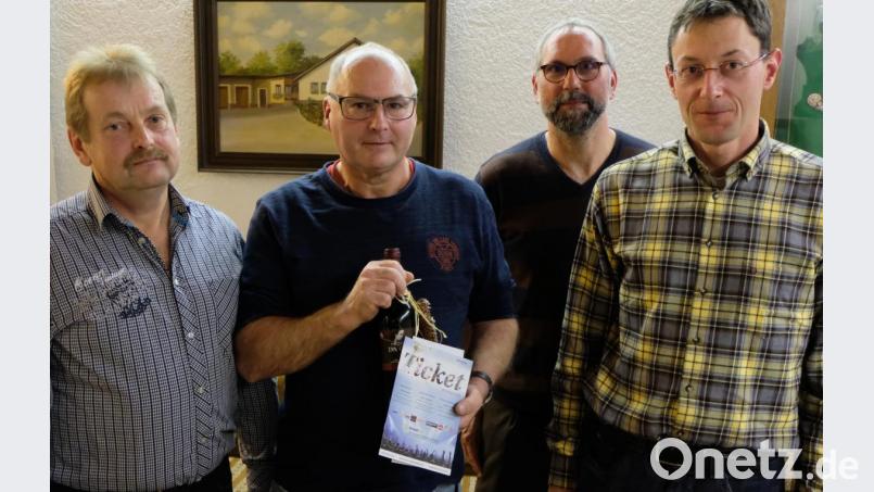 Zwölf Jahre ehrenamtlichen Dienst als Holzwart leistet Günter Reinl (Zweiter von links) für die Flosser WBV. Dafür gab es Dank und Anerkennung von (von links) Vorsitzendem Willy Meierhöfer, Geschäftsführer Michael Bock und Zweitem Vorsitzenden Wolfgang Stangl. Bild: le