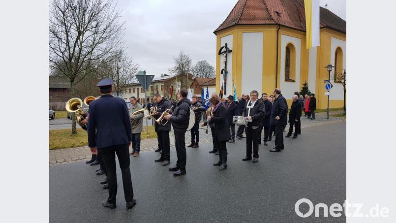 Nach dem Gottesdienst marschieren die Gläubigen in Formation zum traditionellen Frühschoppen. Bild: hme