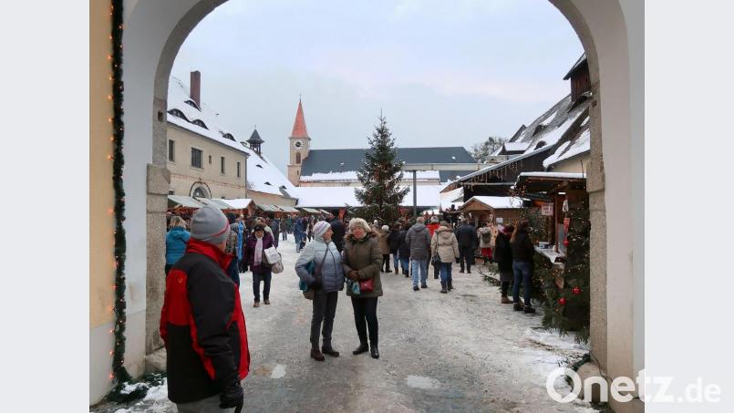 Mit 45 Ständen und Verkaufsbuden lockt heuer der Friedenfelser Weihnachtsmarkt. Bild: bsc