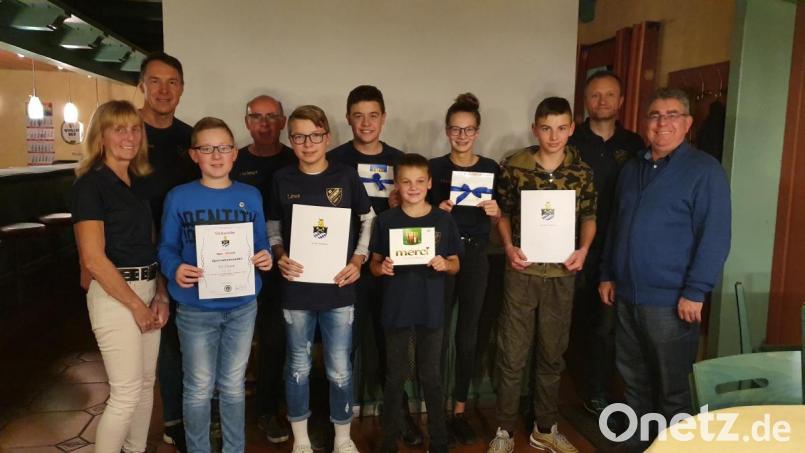 Die Geehrten des RV Eintracht Elbart und der Marktgemeinde Freihung mit Vorsitzendem Christian Wiesneth (Zweiter von links) und Bürgermeister Norbert Bücherl (rechts). Bild: exb
