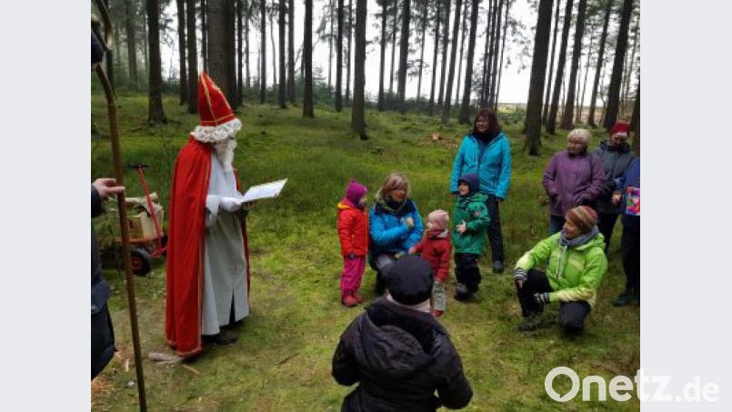 Das erlebt auch der Nikolaus nicht alle Tage: einen Kindergarten ohne Wände, Decke und Kamin. Bild: ld
