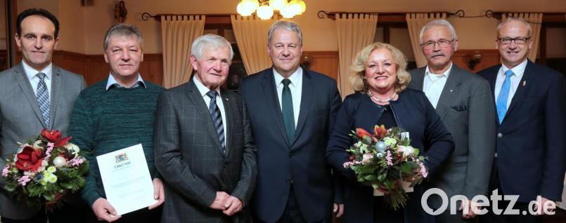 Ehrung für langjährige Kommunalpolitiker (von links): Bürgermeister Hans-Jürgen Strehl (Edelsfeld), Horst Kölbel, Freihungs dritter Bürgermeister Klaus Meißner, Landrat Richard Reisinger, Irmgard Macke, Johann Koch und Bürgermeister Bernhard Lindner (Hahnbach). Bild: Wolfgang Steinbacher