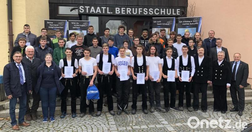 Die angehenden Zimmerer bekamen in Furth im Wald Besuch von ihren Obermeistern. Bild: exb