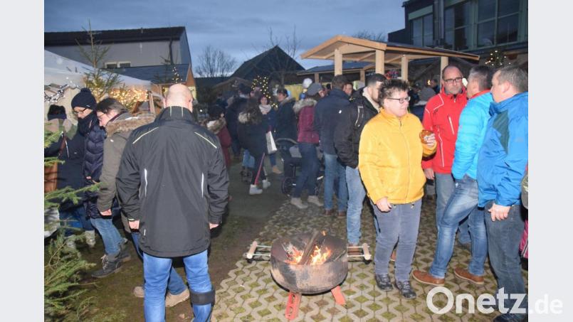 Weihnachtlicher Budenzauber. Den Besuchern gefällt es am neuen Weihnachtsareal. Bild: fz